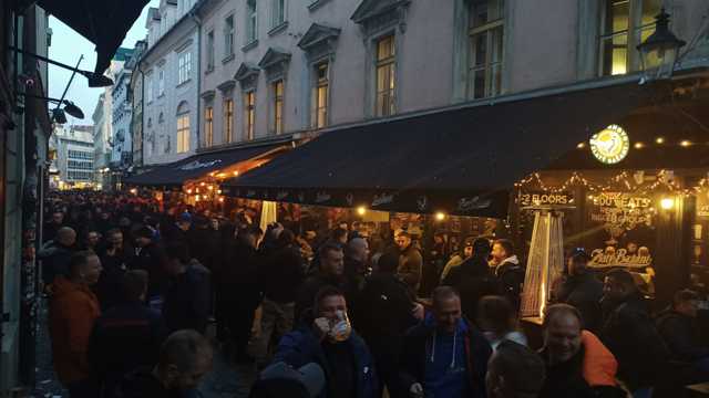 Polako se zagrijava atmosfera na ulicama Bratislave, puno je policije, a Boysi pripremaju veliki korteo prema stadionu.

Više o atmosferi > https://bit.ly/3YB1Rif