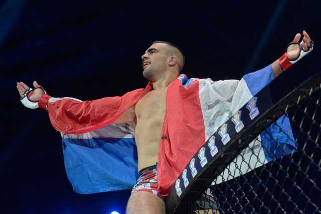 Sve je spremno za UFC spektakl u Parizu! Naš Ivan Erslan se bori protiv Iona Cutelabe, a sve pratite u izravnom prijenosu na gol.hr-u!

Ajmooooo! 👊💪

Uključite se u prijenos > https://bit.ly/3TMjPwG

Cropix/Damir Krajac