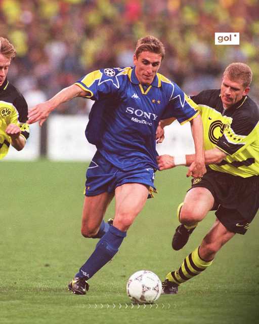 [HR&AD] Predstavljamo Bokin RBNDŽ! 💙💛

Za početak, predstavljamo vam onaj posvećen Alenu Bokšiću i njegovom finalu Lige prvaka 1997. godine. Borussia je slavila 3-1, Bokšić je ostao bez titule, a pamtimo sistenciju Del Pieru za jedini pogodak Juventusa na toj utakmici. 🅰️

Bila je to sjajna sezona za Boku koji je osvojio naslov prvaka sa Starom damom i šteta što sezona nije okrunjena titulom prvaka Europe. 🇪🇺

Upravo je tih godina rezervni dres Juventusa imao boje Europe, plavu sa žutim zvijezdama pa je tako naš prvi džemper napravljen po tom legendarnom dresu koji je jedan od najljepših rezervnih dresova u povijesti ovog sporta, a slavi jednog od najvećih golgetera u hrvatskoj nogometnoj povijesti. ⚽

Bokšić je u zlatnom dobu Serie A kao jedna od najvećih zvijezda tada prešao iz Lazija u Juve, a kasnije se vratio u rimski klub. Upravo je Bokšićev dres iz Lazija prošle godine na našoj aukciji prodan za rekordnih 812 eura! 💸

Od ponedjeljka, 4. 11., ponovno ćemo od vas tražiti da sudjelujete u RAZMJENI po principu VI NAMA DRES - MI VAMA DŽEMPER! Zato pretražite svoje ormare, pronađite vaše retro dresove i pošaljite nam poruku na društvene mreže i spremni dočekajte početak velike razmjene! 🔄