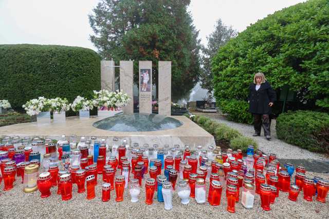 Biserka Petrović posjetila je grob svog sina Dražena na Mirogoju. Brojni građani su donijeli svijeće za hrvatsku košarkašku ikonu 🙏

📸Sanjin Strukić/PIXSELL