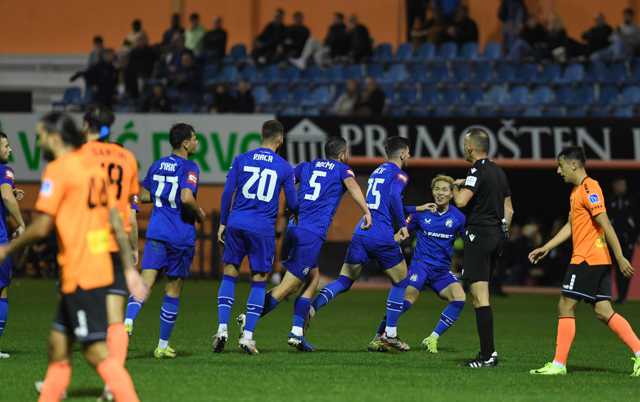 ŠIBENIK - DINAMO 0:2
Sandro Kulenović je realizirao jedanaesterac za povećanje prednosti Modrih
UŽIVO ----> https://bit.ly/3Aqw4sb

📸Nikša Stipaničev/CROPIX