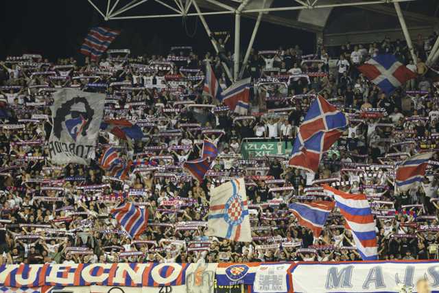 Na Poljudu se danas očekuje veliki broj gledatelja, a Torcida je uputila poziv svima koji dolaze na sjevernu tribinu da dođu ranije zbog koreografije 📢

📸Jakov Prkić/CROPIX