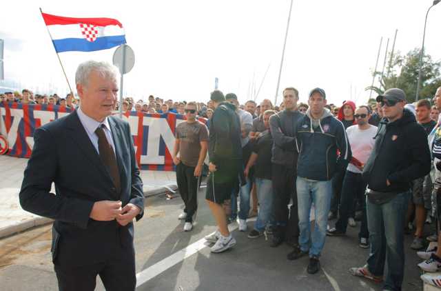 Na današnji dan prije 12 godina vijećnici Grada Splita odbili su izdati jamstvo za kredit Hajduku u iznosu do 30 milijuna kuna ⛔️

Tri dana kasnije, kad se održavala iduća sjednica, skupilo se nekoliko stotina torcidaša ispred splitske gradske uprave 🔴🔵

Epilog? Gradski vijećnici su jednoglasno glasali za jamstvo, a Hajduk je spašen, uspio se izvući s ruba ponora. ✅

📸Duje Klarić/CROPIX