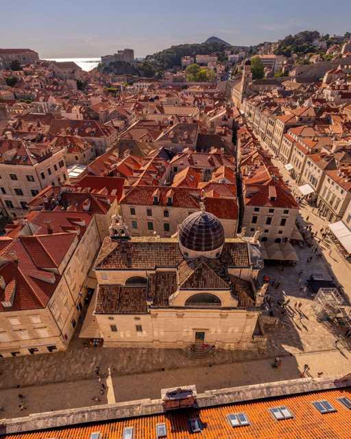 Predivan panoramski pogled na Dubrovnik, jadranski biser i omiljenu destinaciju brojnim turistima. Ljeti se čini kao da je ovaj povijesni grad centar svijeta. Toplo more, prekrasne plaže, bogata kulturna i povijesna baština, odlična hrana i srdačno stanovništvo samo su neki od razloga zašto Dubrovnik godišnje posjeti skoro dva milijuna ljudi. ✨
@croatia.from.above 
#dubrovnik #punkuferhr