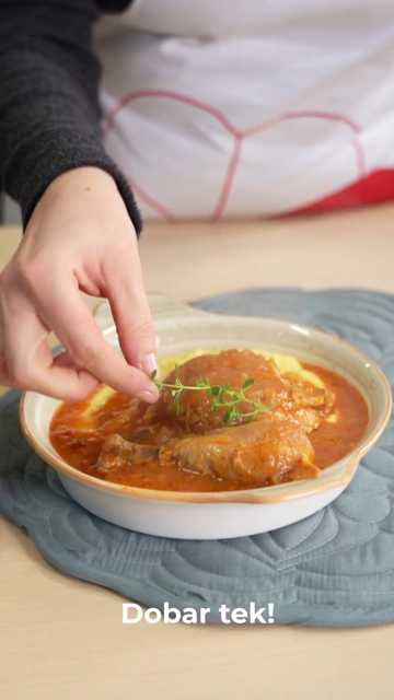 Ovo slasno jelo teško je izgovoriti, a lako napraviti- istarski žgvacet. Ne zaboravite dodati @Podravka_hrvatska passatu da šugo bude puno gušta! 🍅😋 #domaćeuglavnojulozi