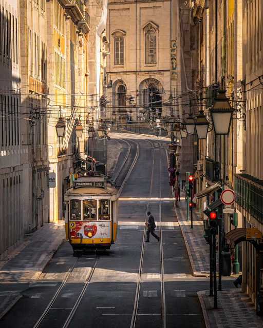 Lisabon, grad na sedam brežuljaka, povijesno je imao veliki značaj u otkrivanju svijeta, zbog čega je nevjerojatno bogat kulturom i poviješću. Iako je uništen u potresu 1755. godine, obnovljen je krajem devedesetih godina prošlog stoljeća i danas je jedan od najljepših europskih gradova. Njegovu ljepotu potvrđuju brojni muzeji, prekrasne palače prekrivene prepoznatljivim keramičkim pločicama, romantične uličice, spomenici i crkve. 😊
@julian.hluberiaga 
#lisbon #punkuferhr