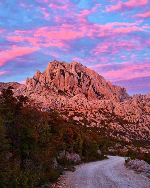 Jeste li znali da su Tulove grede služile kao prirodna kulisa u poznatom filmu Winnetou? 🌄 @danijelhrominzd
#winnetou #velebit #punkuferhr