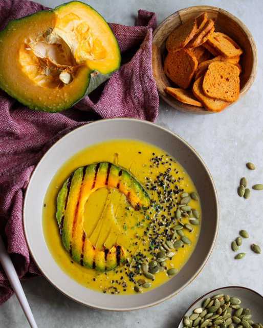 U jesen omiljena, topla i kremasta, jedna jedina - juha od bundeve, Jeste li ju već počeli spremati? 🎃
@ave_dulcis_tamara 

#food #pumpkinsoup