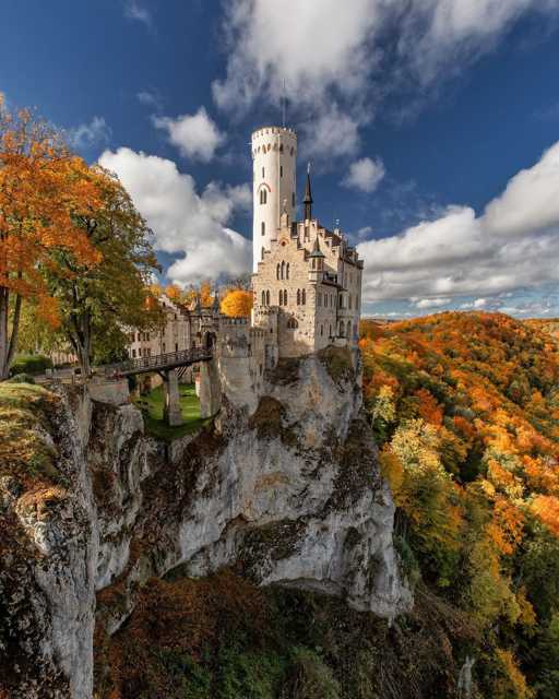 Dvorac Lichtenstein izgrađen je u 19. stoljeću i to na litici! Često se naziva "dvorcem bajki" zbog svog romantičnog izgleda, a inspiraciju za gradnju dao je roman "Lichtenstein" Wilhelma Hauffa. 🏰
@ewout.pahud

#travel #castle #punkuferhr