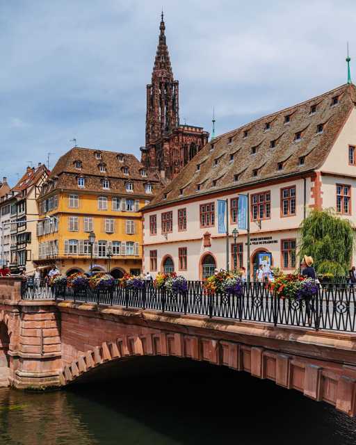 Strasbourg je šarmantni francuski grad uz rijeku Rajnu, smješten u regiji Elzas koja graniči s Njemačkom. Rijeka Rajna dijeli ove dvije zemlje, ali ih povezuje niz mostova, od kojih je najpoznatiji obnovljeni most Mimram, danas simbol mira i suradnje. Za najbolje istraživanje grada preporučuje se šetnja, posebno s panoramskim pogledom s tornja Katedrale Notre Dame de Strasbourg, remek-djela zapadne arhitekture. Gradnja katedrale trajala je stoljećima, što je rezultiralo mješavinom različitih arhitektonskih stilova. Dio povijesnog centra Strasbourga, Quartier des Tanneurs, poznat je i kao "Mala Francuska", s labirintima kanala i starim uličicama s dobro očuvanim drvenim kućama. Za opuštanje od gradske gužve i kulturnih sadržaja, posjetite najstariji i najveći park u Strasbourgu, Parc du Chateau de Pourtales, koji nudi restorane, igrališta za djecu, ribnjak i mali zoološki vrt. 😊
@anamariamnc 
#strasbourg #punkuferhr