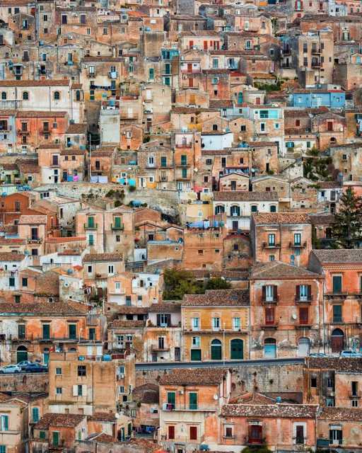 Sicilija je autonomna regija u Italiji i najveći otok u Sredozemnom moru. S površinom od 25 710 km² koja uključuje i okolne manje otoke, ovo je najveća regija u Italiji. Trenutno na Siciliji živi više od pet milijuna stanovnika, od toga najviše u gradu Palermu. 😎  @ewout.pahud
#sicily #palermo #italy #punkuferhr