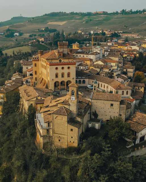 Proizvodnja Barola krenula je iz ovog dvorca. Barolo se uvrštava među najbolja talijanska crvena vina - zbog toga nosi titulu "kralja vina." 🍷 
@donquiellumbera_
 
#travel #punkuferhr