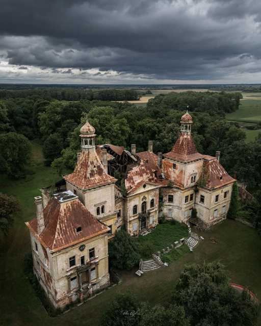 Mističan i napušten dvorac u Poljskoj. Volimo tajanstvene lokacije koje kriju priče prošlih vremena, a vi? 
@peter.rajkai 
#poland #castle #punkuferhr