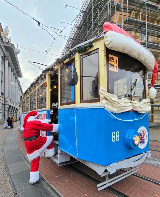 Veseli božićni tramvaj iz 1924! 🥳 Provjerite kad vozi i uživajte! ❤
@stiklom_po_svijetu 
#advent #zagreb #punkuferhr