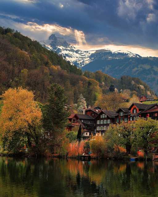 Jesenska razglednica iz Švicarske. 😍🍂
@amir_asani13 

#fall #travel #punkuferhr