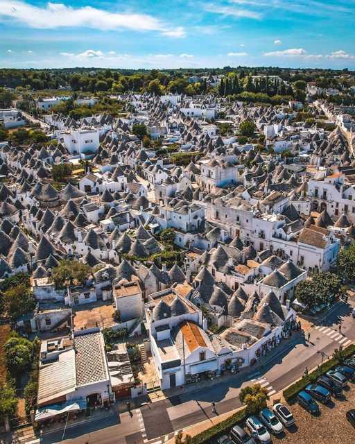 Alberobello je poznat po jedinstvenim građevinama nastalim gradnjom bez veziva, isključivo od nepravilnih vapnenačkih kamenja, koje su preživjele od prapovijesti do modernih vremene, koje se nazivaju trullo. 🏠😎
@world_walkerz 
#puglia #alberobello #punkuferhr