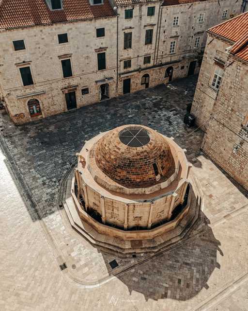 Ulaskom u grad na Stradun (Placu), naići ćete na Veliku Onofrijevu fontanu poligonalnog oblika sa 16 isklesanih maskerona za izljev vode. Projektirao ju je Onofrio della Cava iz Napulja, zajedno s malom fontanom na drugom kraju Place, za javnu uporabu, kao simbol izgradnje gradskog vodovoda 1438. i dovoda izvorske vode iz 12 km udaljene Rijeke dubrovačke, koji je i danas uključen u novu vodovodnu mrežu. 😎
@a.v_b.o.s.s
#dubrovnik #punkuferhr