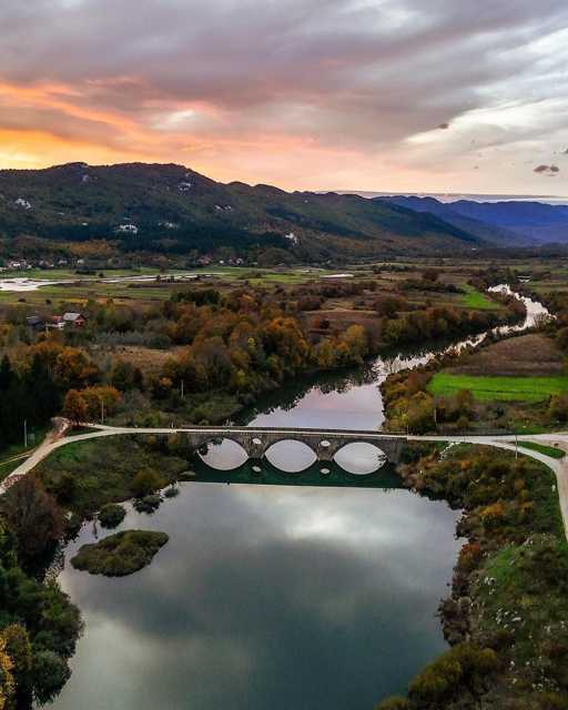 Kosinjski most izgrađen je u razdoblju između dva svjetska rata i predstavlja remek-djelo tadašnje inženjerske i građevinske struke. 
@p.v._photo
#travel #punkuferhr