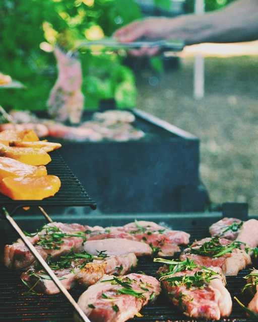 Pripremite svoje roštilje jer danas je Svjetski dan roštilja! Proljeće i sunčani ljetni dani idealni su za uživanje u ovoj omiljenoj aktivnosti. Iskoristite priliku za uživanje na otvorenom uz ukusne zalogaje i druženje s obitelji i prijateljima. 😋
📸 Unsplash