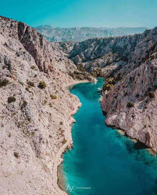 Uvala Zavratnica jedna je od ljepših hrvatskih uvala. 🐳 Ondje se nalazi potopljeni njemački ratni brod iz Drugog svjetskog rata. ⚓
@a.v_b.o.s.s

#travel #croatia #punkuferhr