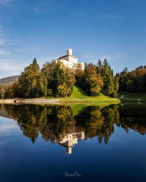 Duh nepoznate dame, koja je navodno bila plemkinja tragične sudbine, povremeno se pojavljuje na površini jezera, osobito za mirnih noći. 👻
@tdragosa
#travel #croatia #punkuferhr