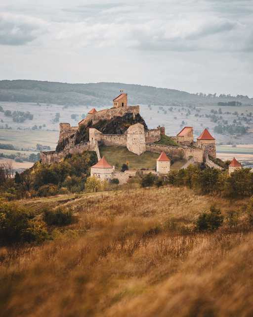 Rupea Citadela (ili tvrđava Rupea) fascinantna je povijesna utvrda smještena u Transilvaniji. Ima dugu povijest koja seže do prapovijesnih vremena. 🙌
@bokehm0n
#travel #punkuferhr