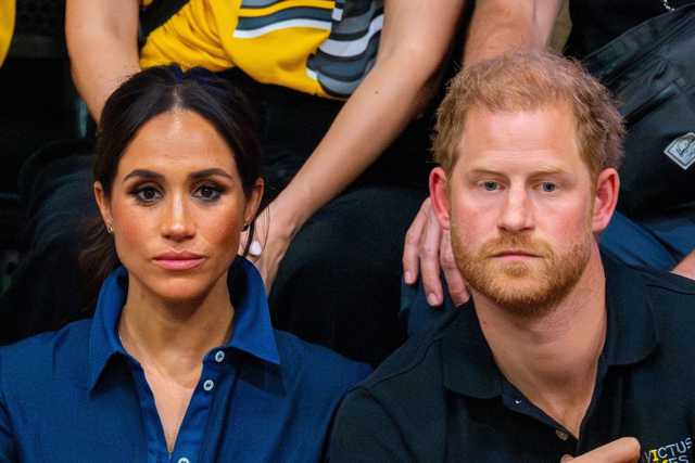 Novi udarac za Meghan i Harryja: Nakon ovog poteza mnogi su sigurni da više nema šanse za pomirbom s kraljevskom obitelji #showbuzzhr #princeharry #meghanmarkle