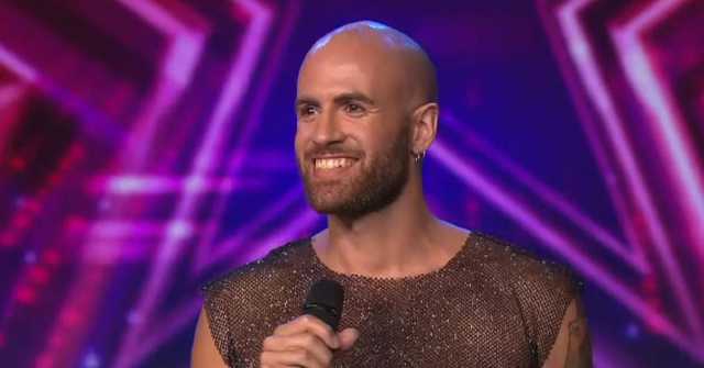 U štiklama stigao na binu Supertalenta: ''Nikome nećete nauditi ako se ovako oblačite i mrdate guzom!'' 😁
#lucacalo #supertalent #showbuzz