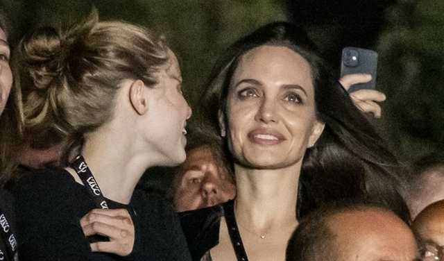 Kako izgleda prva biološka kći Angeline i Brada? Bila je kopija svoje majke, a onda je potpuno promijenila imdiž! 🤯#angelinajolie #showbuzz