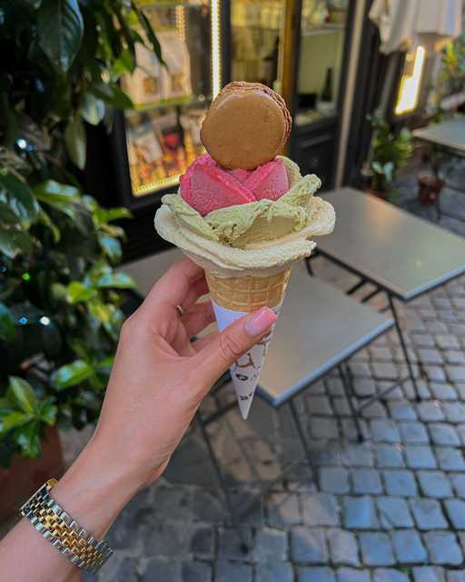 Vaš znak da odete na sladoled dok još hvatamo 🌞! 
@juliaschaa_
#icecream #zadovoljnahr