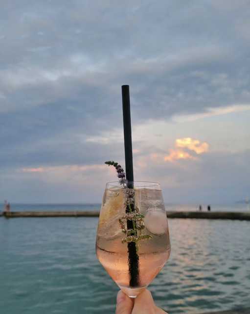 Ima li išta ljepše nego uživati u koktelu uz more. 🍹🍸💗
@marta.custic
#cocktailhour #zadovoljnahr