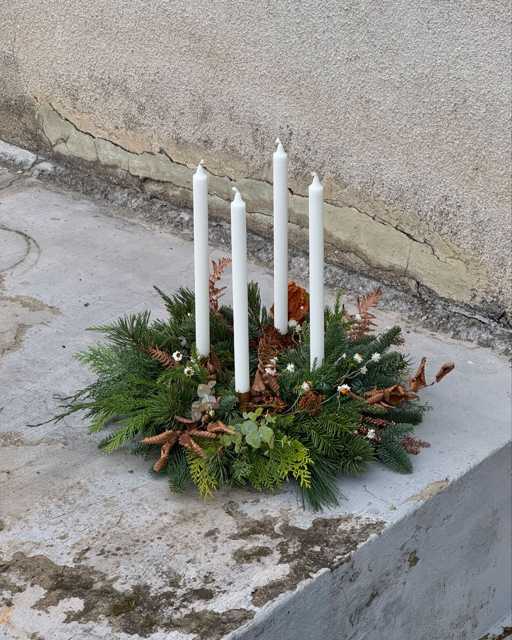 Pripreme za nedjelju u tijeku... 😃 Izrađujete li adventske vijence sami ili ih kupujete? 🕯️