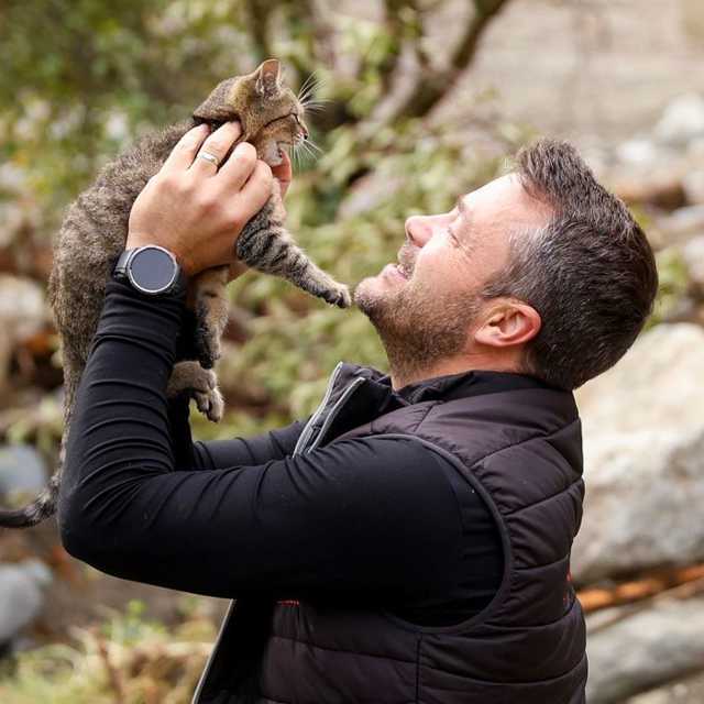 Volonter spasio macu iz ruševina! ❤️
Danas je Dan žalosti u Bosni i Hercegovini zbog razornih poplava i klizišta. Ovim putem vas pozivamo da podržite humanitarnu organizaciju i akciju @pomozi.ba i pomognete koliko možete. 🙏🏻 
#pomoziba #zadovoljnahr